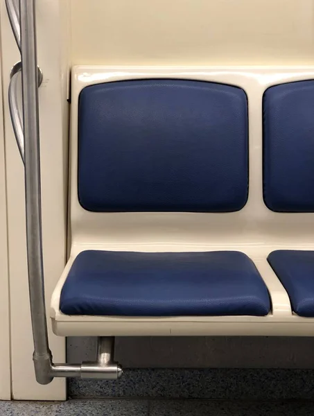Metro arabada mavi koltuk