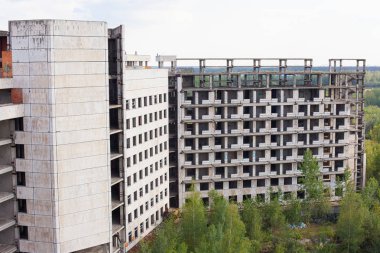 Eski beton bina çöktü