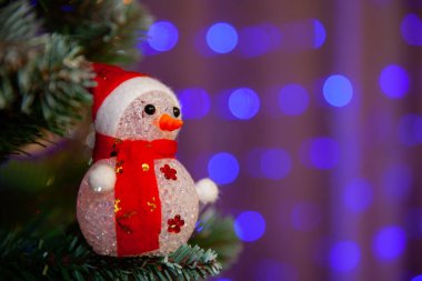 oyuncak snowman ağaç üzerinde