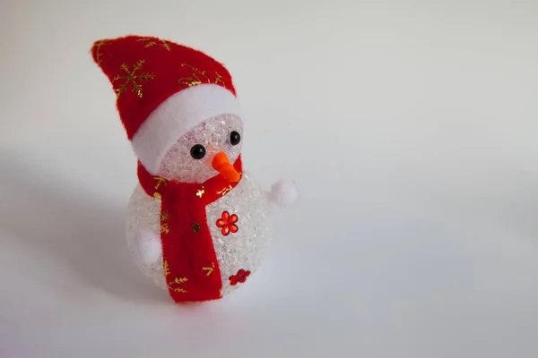Figura Zăpadă Într Pălărie Roșie Eșarfă — Fotografie, imagine de stoc