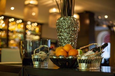 Moskova / Rusya Federasyonu - 12 Ocak 2013: mandalina ve şarap şişeleri