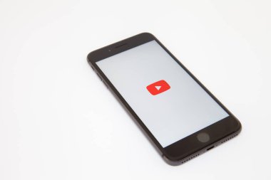 Moskova / Rusya - 19 Şubat 2019: smartphone Youtube logo üstünde belgili tanımlık perde ile masaya yatıyor.