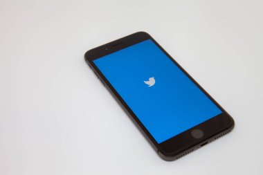 Moskova / Rusya - 19 Şubat 2019: twitter logo üstünde belgili tanımlık perde ile bir akıllı telefon masaya yatıyor
