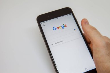Moskova / Rusya - 19 Şubat 2019: smartphone el ile google aramak.