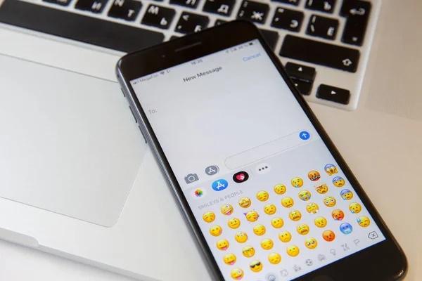 Moskova / Rusya - 20 Şubat 2019: Macbook üzerinde iphone olduğunu. set yeni mesaj