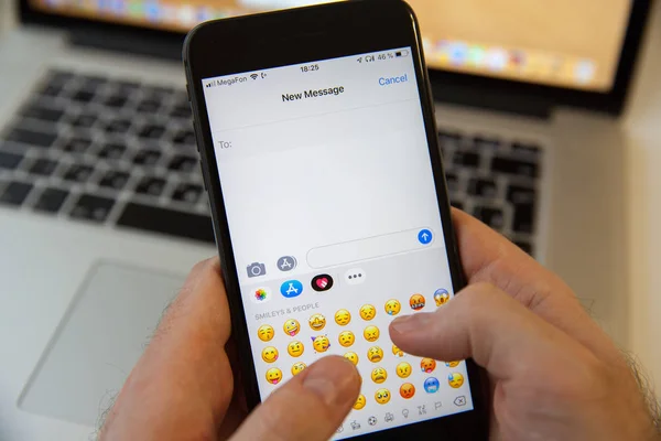 Moskova / Rusya - 20 Şubat 2019: iPhone Macbook arka plan üzerinde yeni bir ileti yazarak