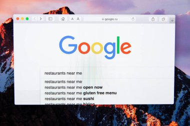 Moskova / Rusya - 20 Şubat 2019: arama sözcükleri Restoran bana yakın Google