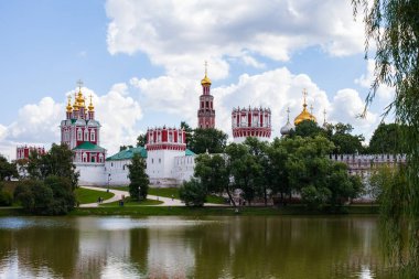 Moskova / Rusya - 2 Ağustos 2013: Görünüm Luzhniki yakınındaki Novodevichy manastır, gölet