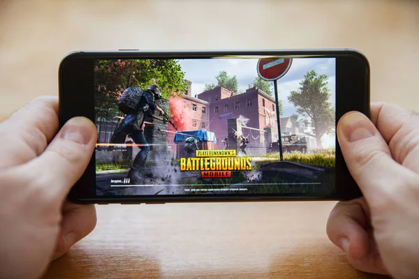 Moskova / Rusya Federasyonu - 24 Şubat 2019: erkek elinde siyah bir akıllı telefon üzerinde pubg oyun yükleme