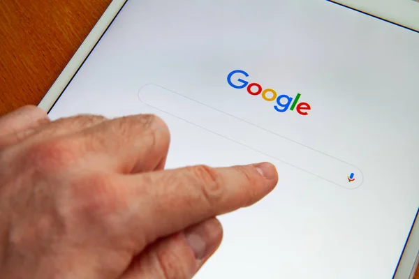 Moskova / Rusya - 25 Şubat 2019: beyaz ipad yalan masanın üzerinde. Google arama ekranı