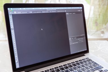 Moskova / Rusya - 10 Mart 2019: Macbook Pro ekran dahil Adobe Photoshop programı