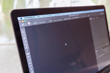Moskova / Rusya - 10 Mart 2019: Macbook Pro ekran dahil Adobe Photoshop programı