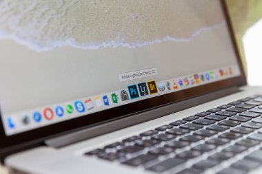 Moskova / Rusya - 10 Mart 2019: Adobe Lightroom Cc program simgesinin üzerine Macbook Pro ekran