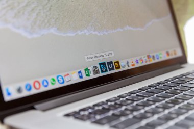 Moskova / Rusya - 10 Mart 2019: Adobe Photoshop Cc program simgesinin üzerine Macbook Pro ekran