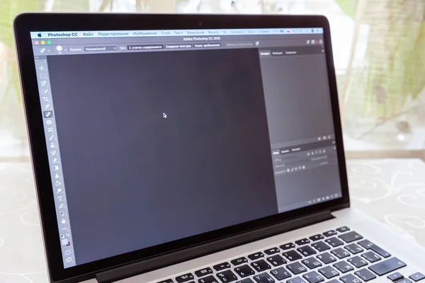 Moskova / Rusya - 10 Mart 2019: Macbook Pro ekran dahil Adobe Photoshop programı
