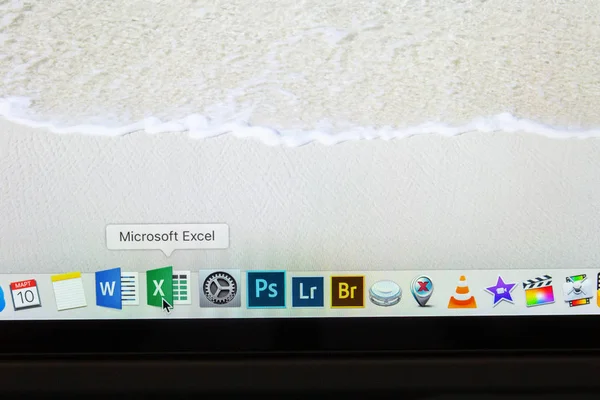 Moskova / Rusya - 10 Mart 2019: Microsoft Excel program simgesinin üzerine Macbook Pro ekran