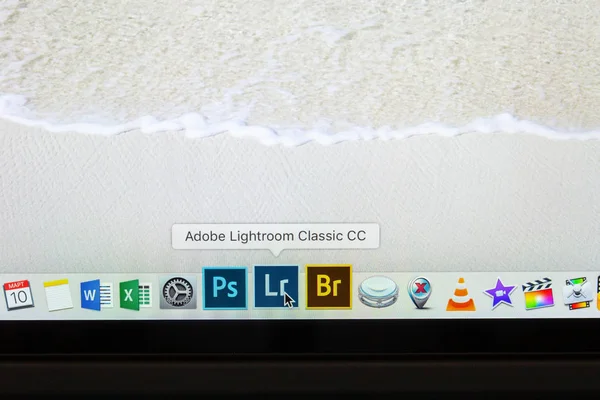 Moskova / Rusya - 10 Mart 2019: Adobe Lightroom Cc program simgesinin üzerine Macbook Pro ekran
