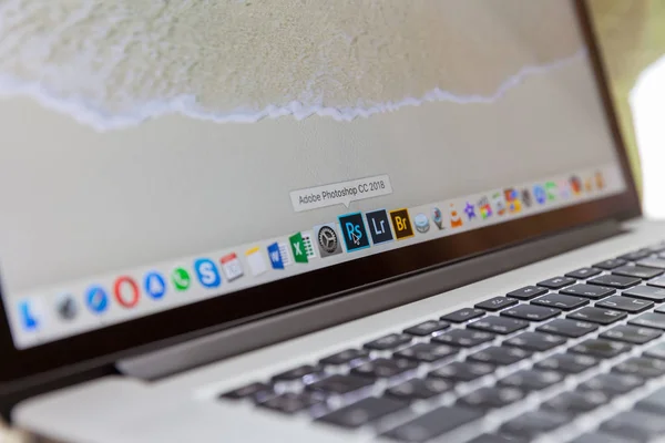 Moskova / Rusya - 10 Mart 2019: Adobe Photoshop Cc program simgesinin üzerine Macbook Pro ekran