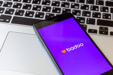 Moskova / Rusya - 10 Mart 2019: bir siyah iphone Macbook üzerinde yatıyor. Ekran uygulama badoo