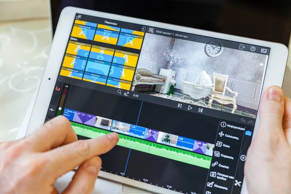 Moskova / Rusya - 10 Mart 2019: ipad elinde beyaz. Ekranda video düzenleme programı lumafusion