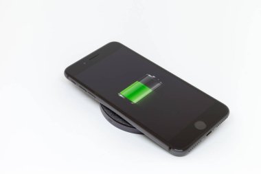 Moskova / Rusya Federasyonu - 13 Mart 2019: bir siyah iphone radyo fiyat istemek yatıyor. Ekrandaki simge için yarım ücret pil