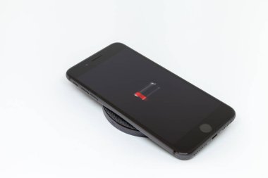 Moskova / Rusya Federasyonu - 13 Mart 2019: bir siyah iphone radyo fiyat istemek yatıyor. Ekrandaki düşük pil simgesi