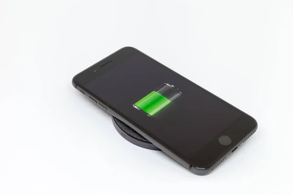 Moskova / Rusya Federasyonu - 13 Mart 2019: bir siyah iphone radyo fiyat istemek yatıyor. Ekrandaki simge için yarım ücret pil
