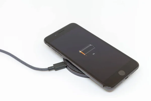 Moskova / Rusya Federasyonu - 13 Mart 2019: bir siyah iphone radyo fiyat istemek yatıyor. Ekrandaki düşük pil simgesi