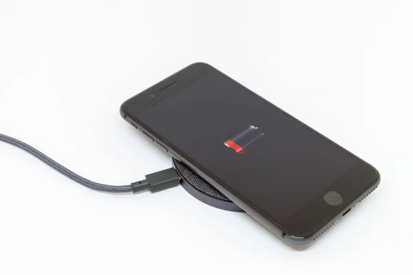 Moskova / Rusya Federasyonu - 13 Mart 2019: bir siyah iphone radyo fiyat istemek yatıyor. Ekrandaki düşük pil simgesi