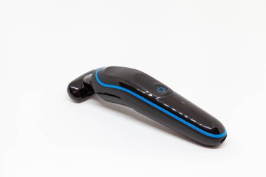 Beyaz arka planda siyah tıraş