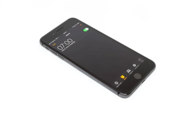 Moskova / Rusya Federasyonu - 15 Mart 2019: beyaz zemin üzerine siyah iphone. Çalar saat 7 am için ayarla