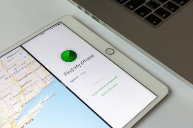 Moskova / Rusya - 17 Mart 2019: uygulama bul iphone ekranında beyaz ipad. Sonraki Macbook olduğunu.