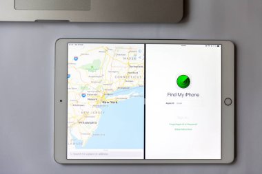 Moskova / Rusya - 17 Mart 2019: uygulama bul iphone ekranında beyaz ipad. Sonraki Macbook olduğunu.