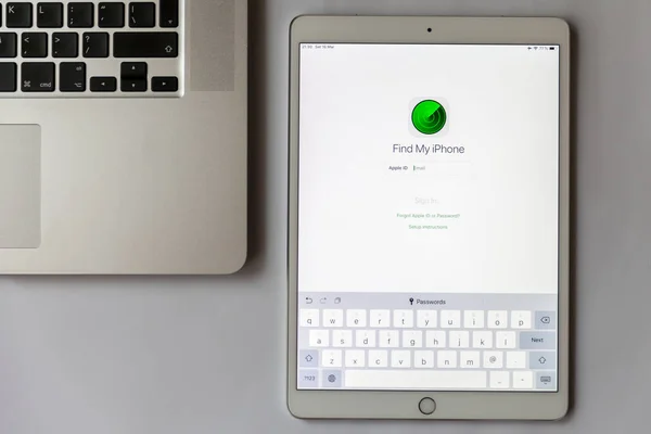 Moskova / Rusya - 17 Mart 2019: uygulama bul iphone ekranında beyaz ipad. Sonraki Macbook olduğunu.