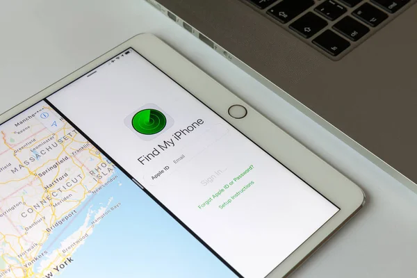 Moskova / Rusya - 17 Mart 2019: uygulama bul iphone ekranında beyaz ipad. Sonraki Macbook olduğunu.