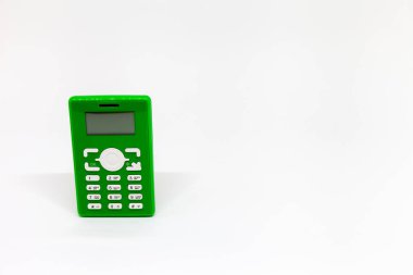 Beyaz arka plan üzerinde küçük yeşil cep telefonu
