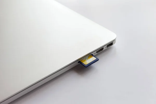 Laptop Metal Fechado Uma Mesa Branca Cartão 8Gb Inserido Leitor — Fotografia de Stock