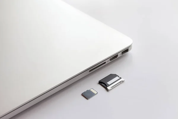 Laptop Metal Fechado Uma Mesa Branca Perto Adaptador Para Leitor — Fotografia de Stock