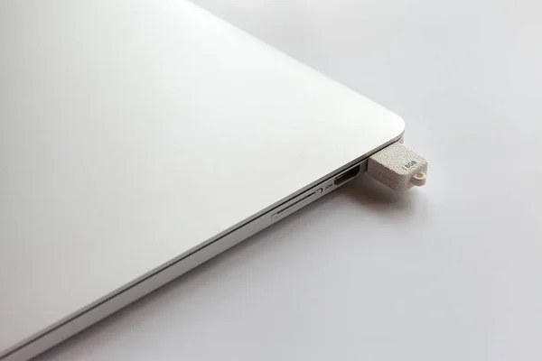 Laptop Metal Fechado Uma Mesa Branca Conector Usb Inserido 8Gb — Fotografia de Stock