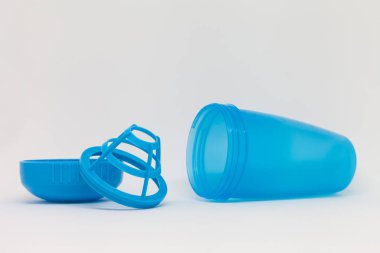 Beyaz bir arka planda açık mavi Shaker