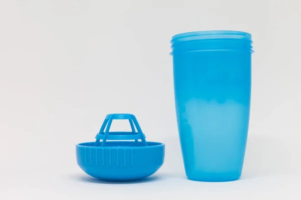 Beyaz bir arka planda açık mavi Shaker