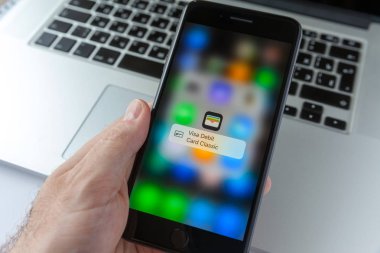 Moskova/Rusya-10 Nisan 2019: MacBook arka planda elle siyah iPhone. Ekranda cüzdan uygulaması
