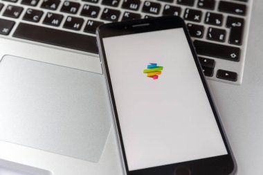 Moskova/Rusya-10 Nisan 2019: siyah iPhone MacBook yatıyor. Ekran reklamları uygulaması ula