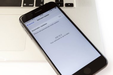 Moskova/Rusya-Nisan 17, 2019: siyah iPhone 8 Plus MacBook üzerinde. Ekran yazılım güncellemesi IOS 12,2