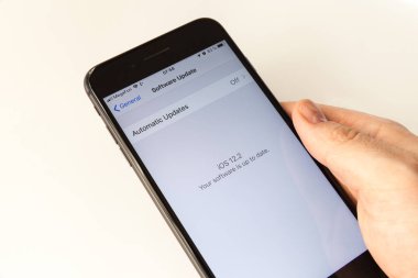 Moskova/Rusya-Nisan 17, 2019: siyah iPhone 8 Plus el Beyaz bir arka plan üzerinde. Ekran yazılım güncellemesi IOS 12,2