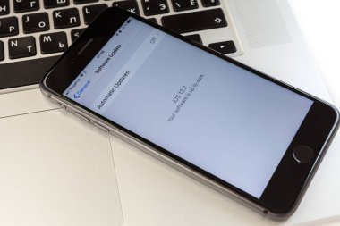 Moskova/Rusya-Nisan 17, 2019: siyah iPhone 8 Plus MacBook üzerinde. Ekran yazılım güncellemesi IOS 12,2