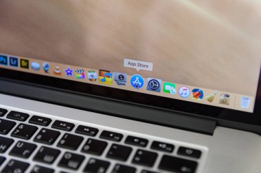 Moskova / Rusya - 29 Nisan 2019: Macbook'u aç. Ekranda app store simgesi