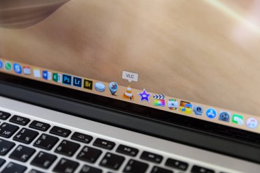 Moskova / Rusya - 29 Nisan 2019: Macbook'u aç. Ekranda vlc program simgesi