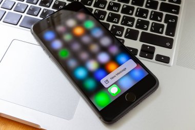 Moskova / Rusya - 14 Mayıs 2019: Macbook'ta siyah iphone. iphone ekranında yeni mesaj