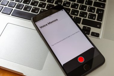 Moskova / Rusya - 14 Mayıs 2019: Macbook'ta siyah iphone. iphone ekranında ses kaydedici uygulamasında